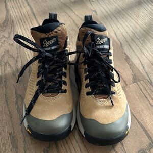 Danner Trail 2650 Shoes in Tan and Black Gore-Tex